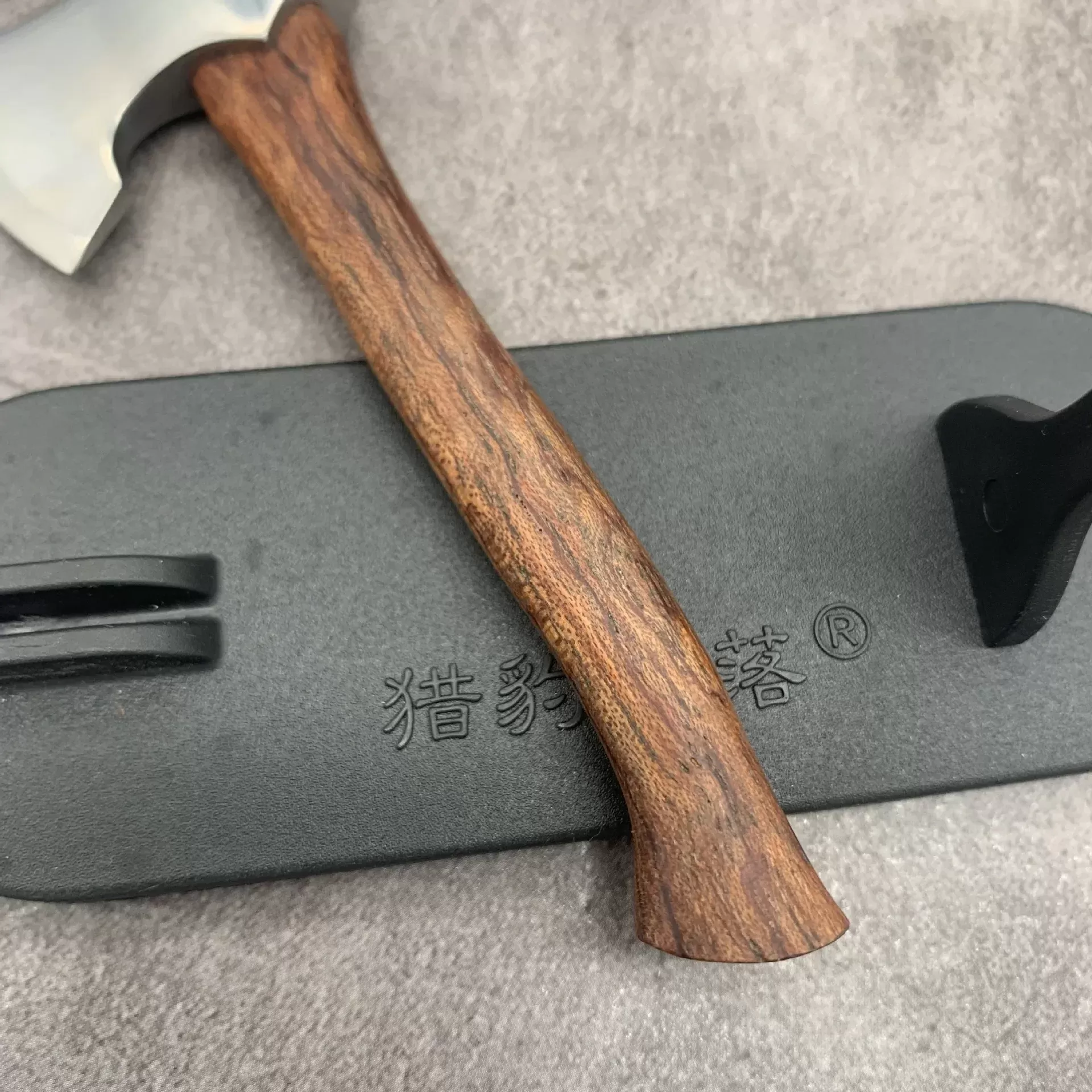 גרזן קטן מפלדת אל חלד עם ידית עץ - תמונה 5