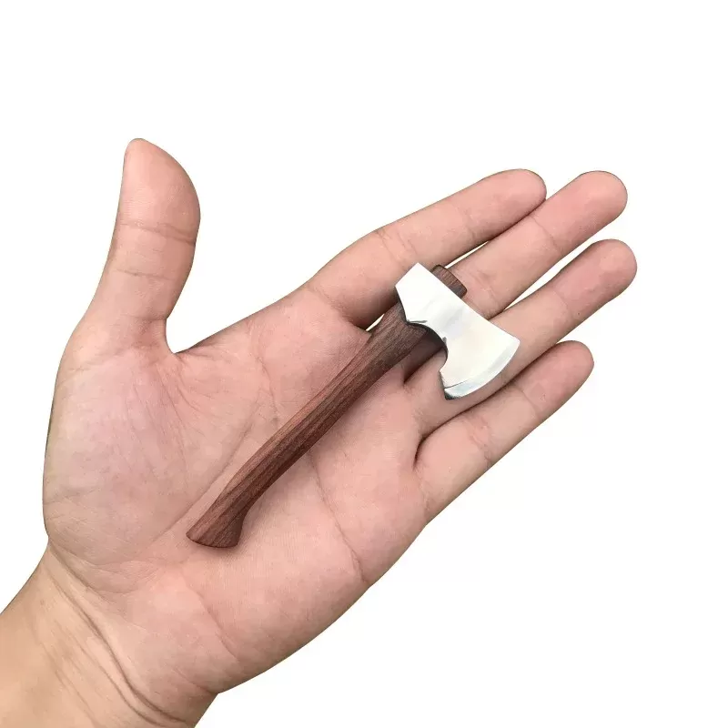 גרזן קטן מפלדת אל חלד עם ידית עץ
